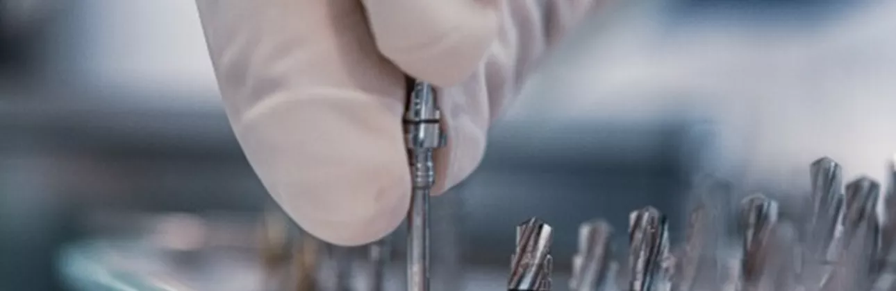 Diş implantının çene kemiğindeki yapısını ve dayanma süresini anlatan çizim