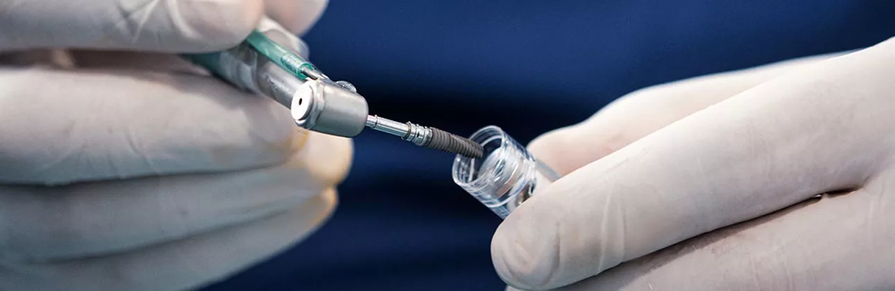 Kemoterapi tedavisini tamamlamış hastada implant değerlendirmesini gösteren görsel