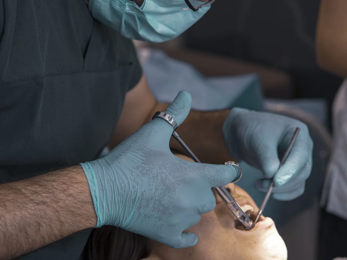Diş hekiminin çene röntgeni üzerinde implant planlaması yaptığını gösteren görsel