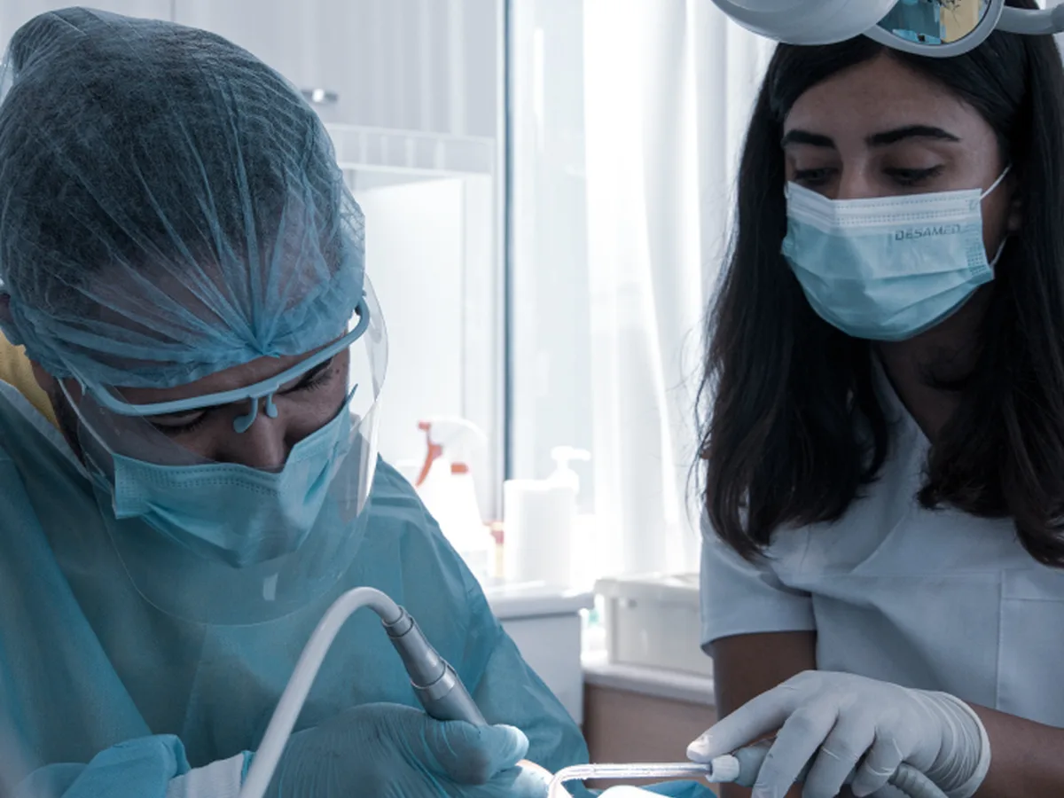 Kompozit lamina sonrası düzenli ve beyaz görünen bir gülüş