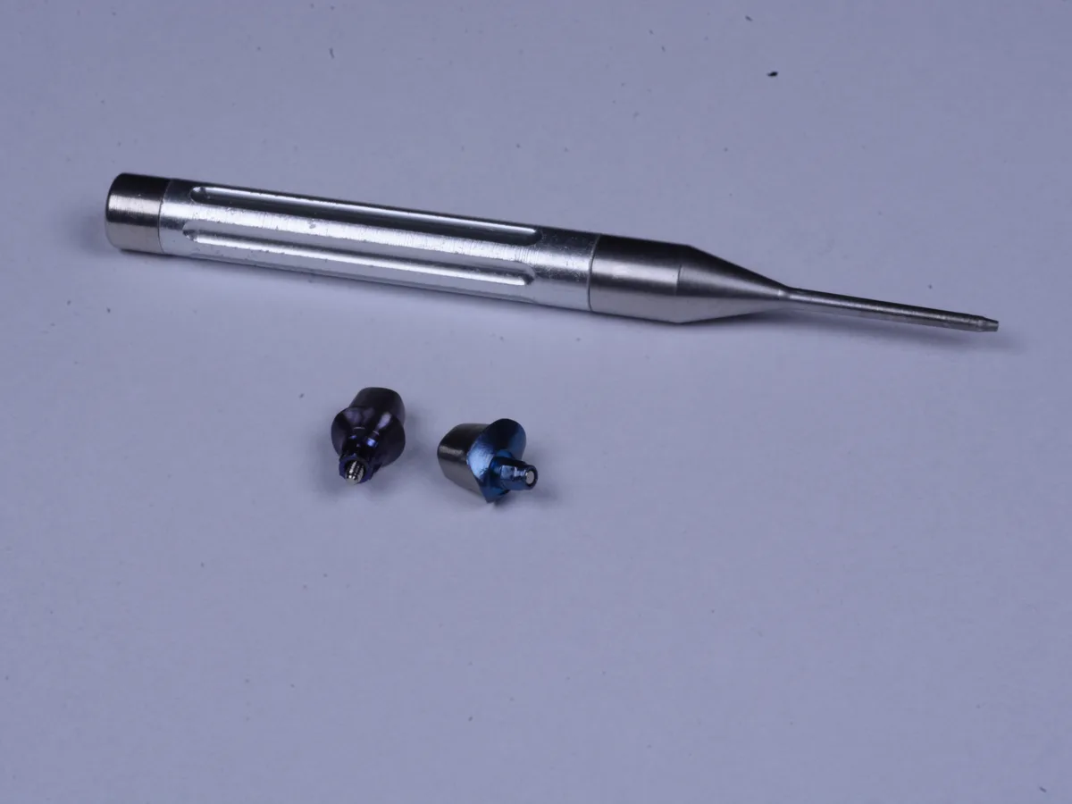 Titanyum ve zirkonyum abutment örneklerini gösteren implant üst yapı parçaları