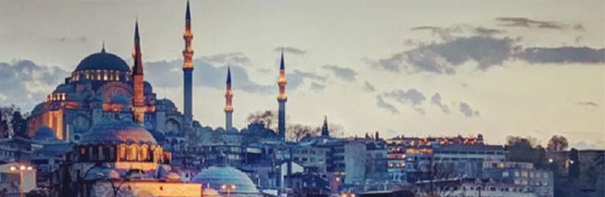 Beyoğlu'nda İstiklal Caddesi ve çevresindeki tarihi binalar
