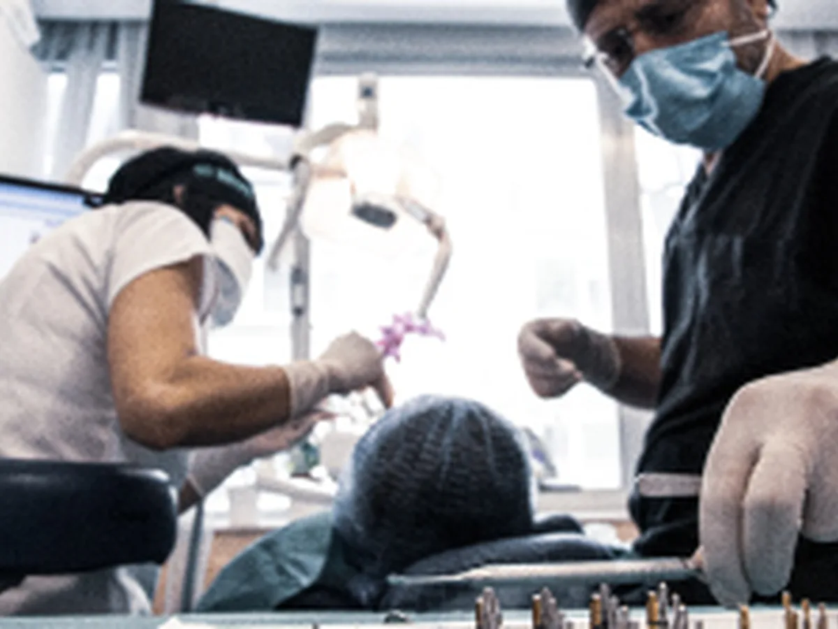 Diyabetli hastada diş implantı tedavisinin planlanmasını anlatan görsel