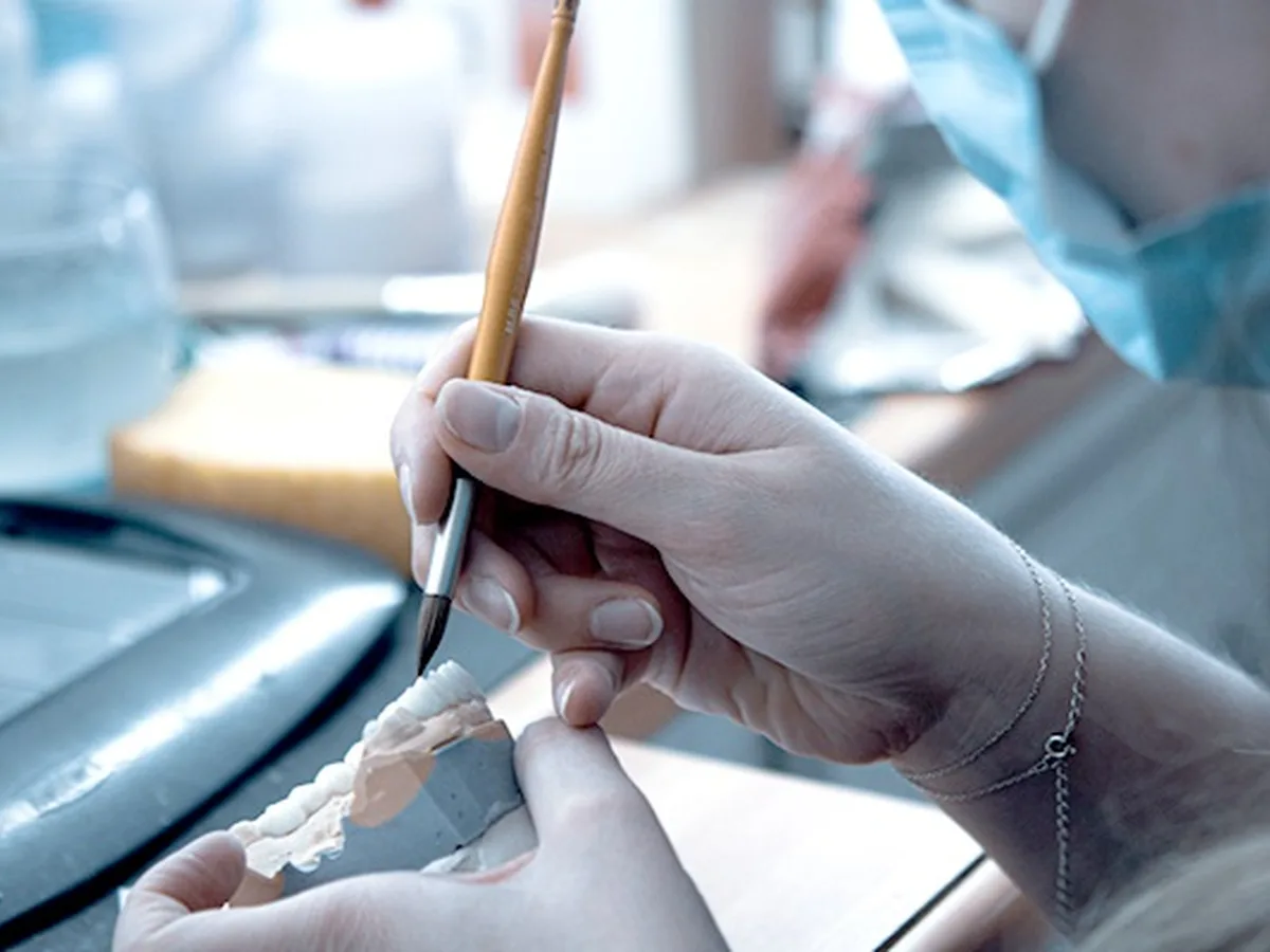 Vidalı implant üstü geçici protez örneği