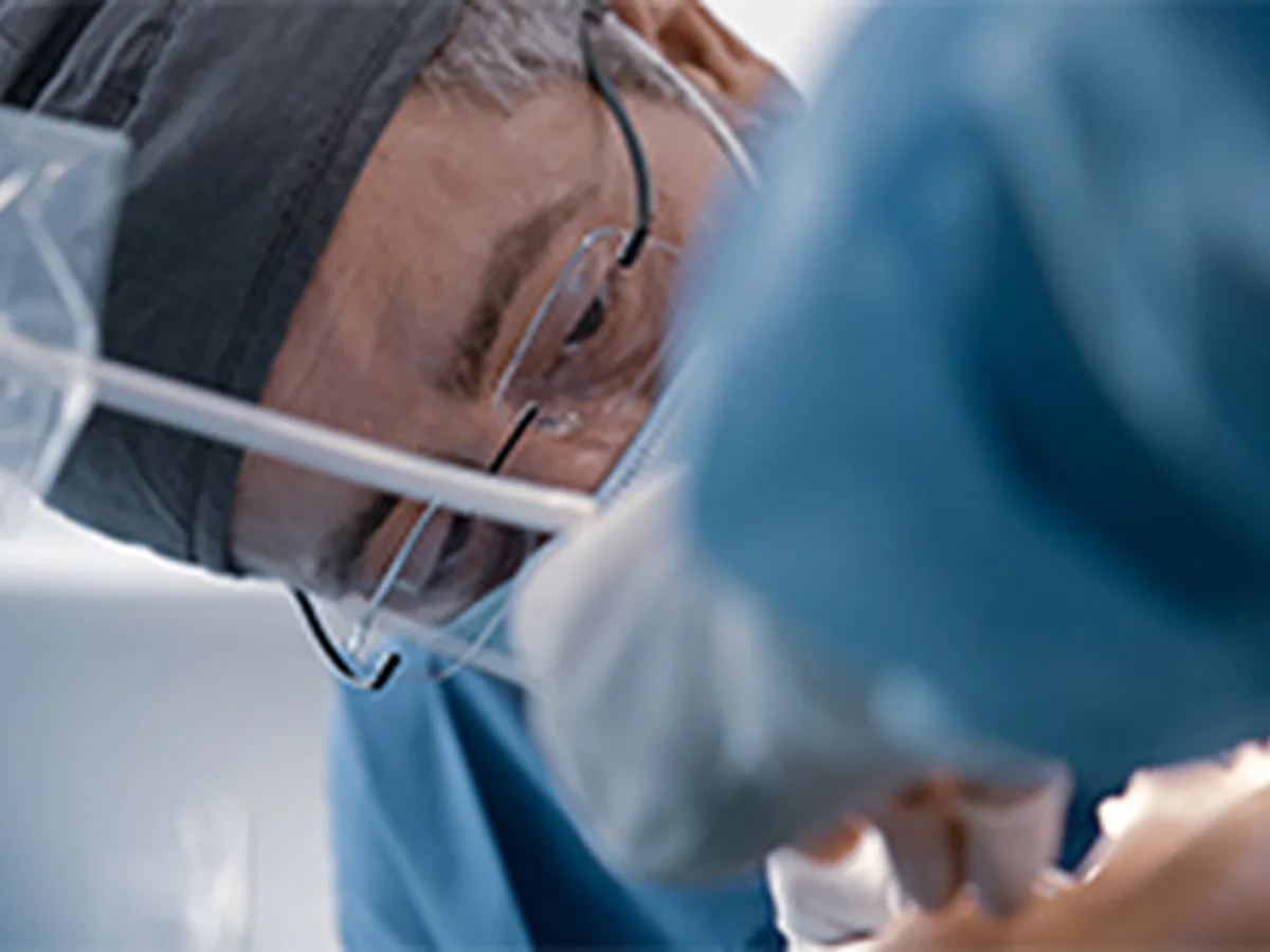 Klinikte kapalı cerrahi implant planlaması sırasında hekim ve hasta