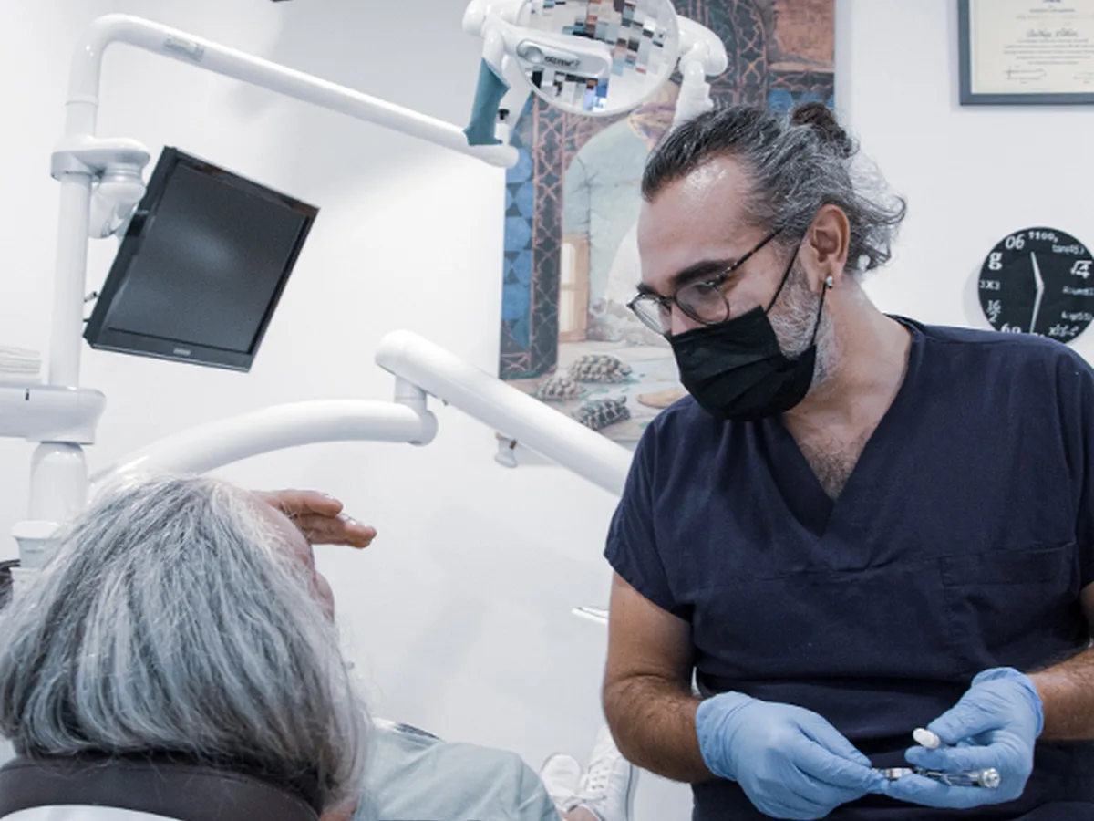 Çene kemiğine yerleştirilmiş implant ve üzerindeki kuronu gösteren model