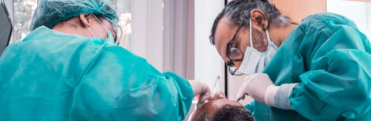 Tedavi öncesi implant markası seçenekleri hakkında hekimiyle görüşen hasta