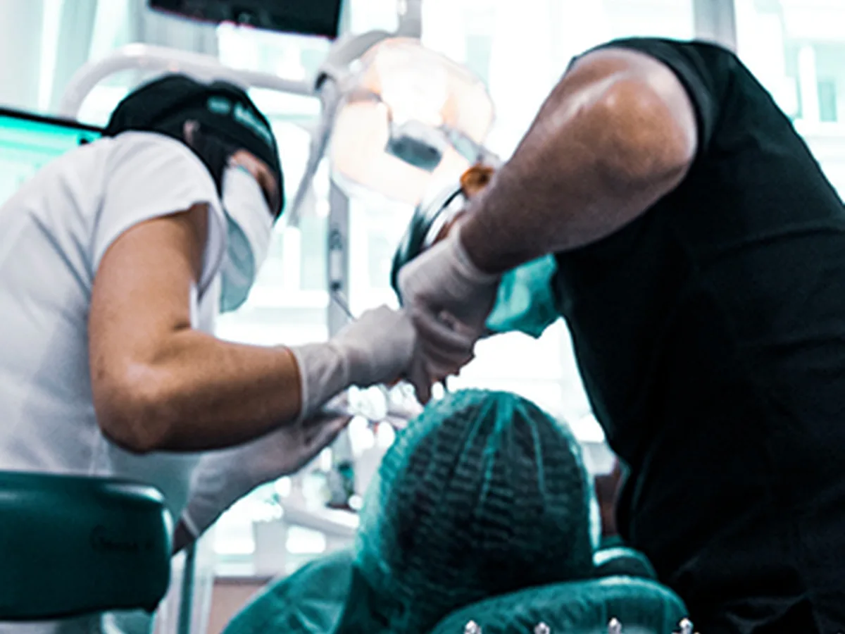 İmplant çevresindeki diş eti iltihabını gösteren çene modeli