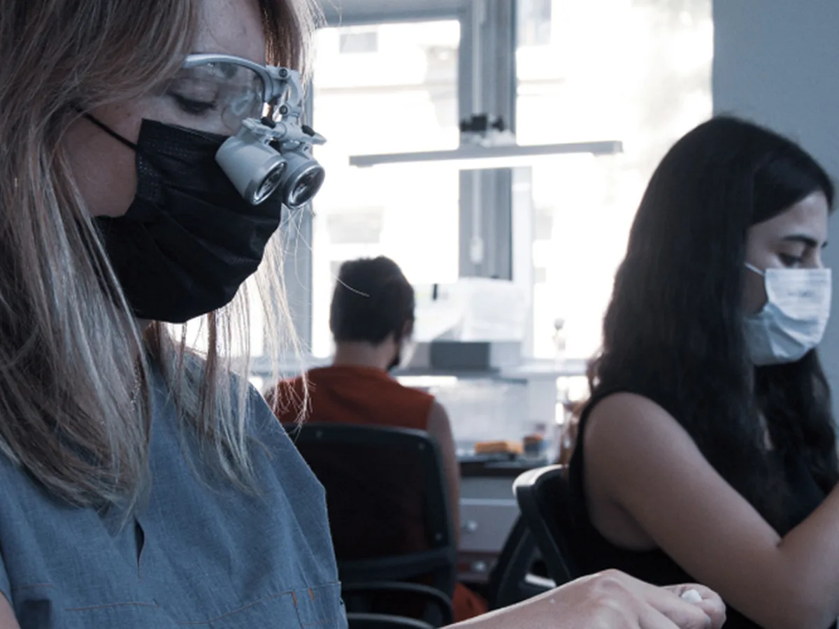 Diş laboratuvarında estetik diş kaplaması üretim aşaması