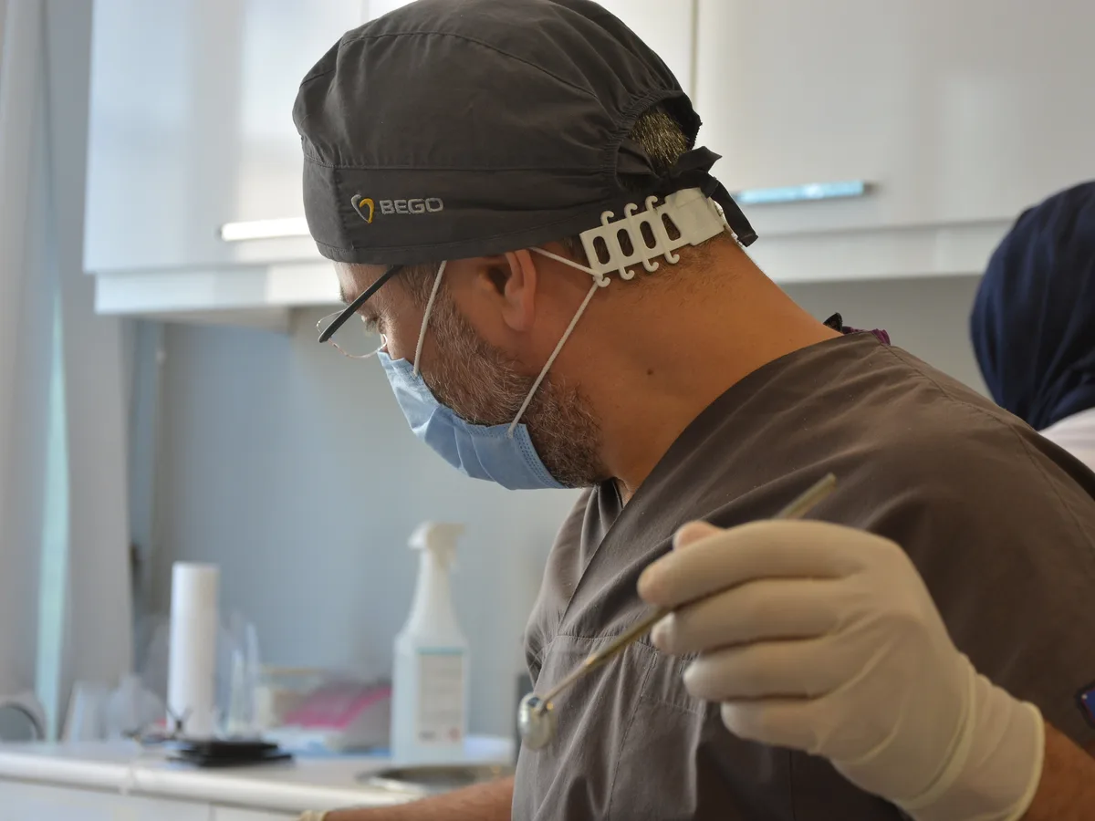 Çene kemiğine yerleştirilmiş ortodontik mini vida implantın ağız içi görünümü