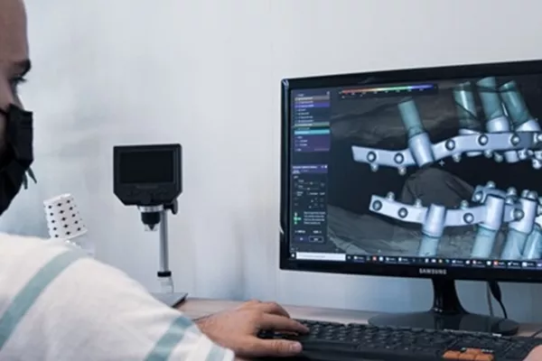 Vida kanalı görünen zirkonyum kuron ve implant dayanağı