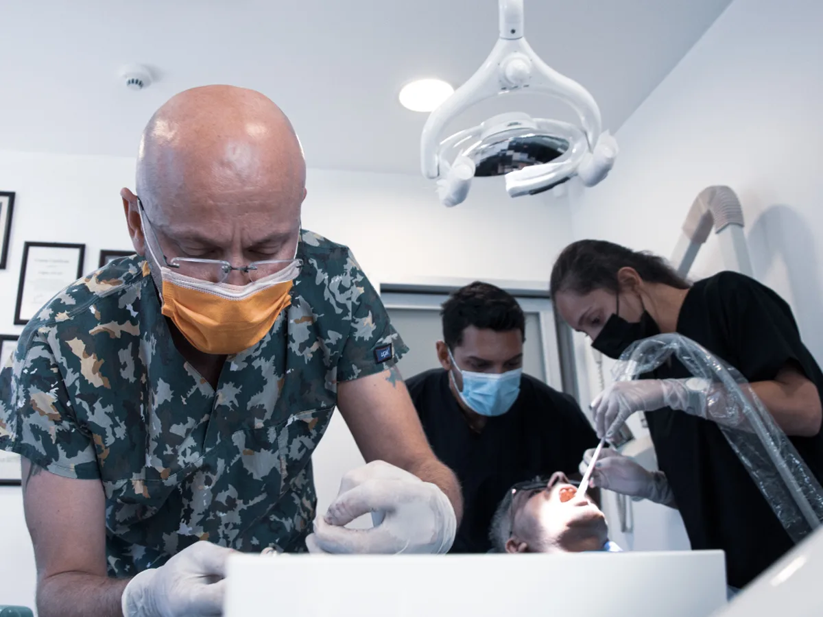 Tek diş implant ve üzerine takılan kuron parçalarını gösteren çene modeli