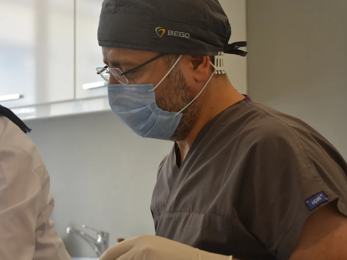 Sigaranın implant çevresindeki kemik ve diş eti dokusuna etkisini gösteren çizim
