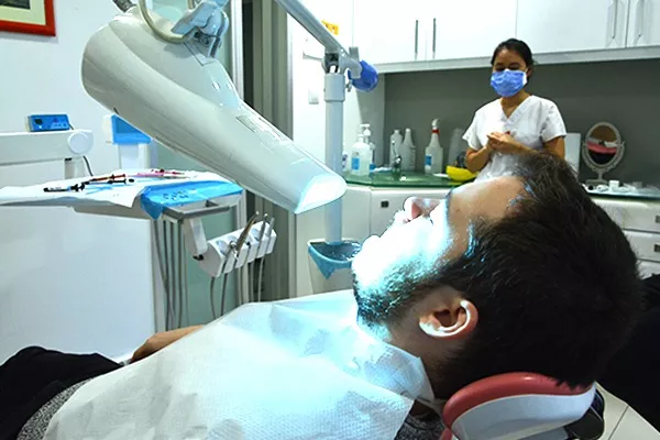 Beyazlatma jeli uygulanmış dişler ve ışık kaynağı ile uygulama