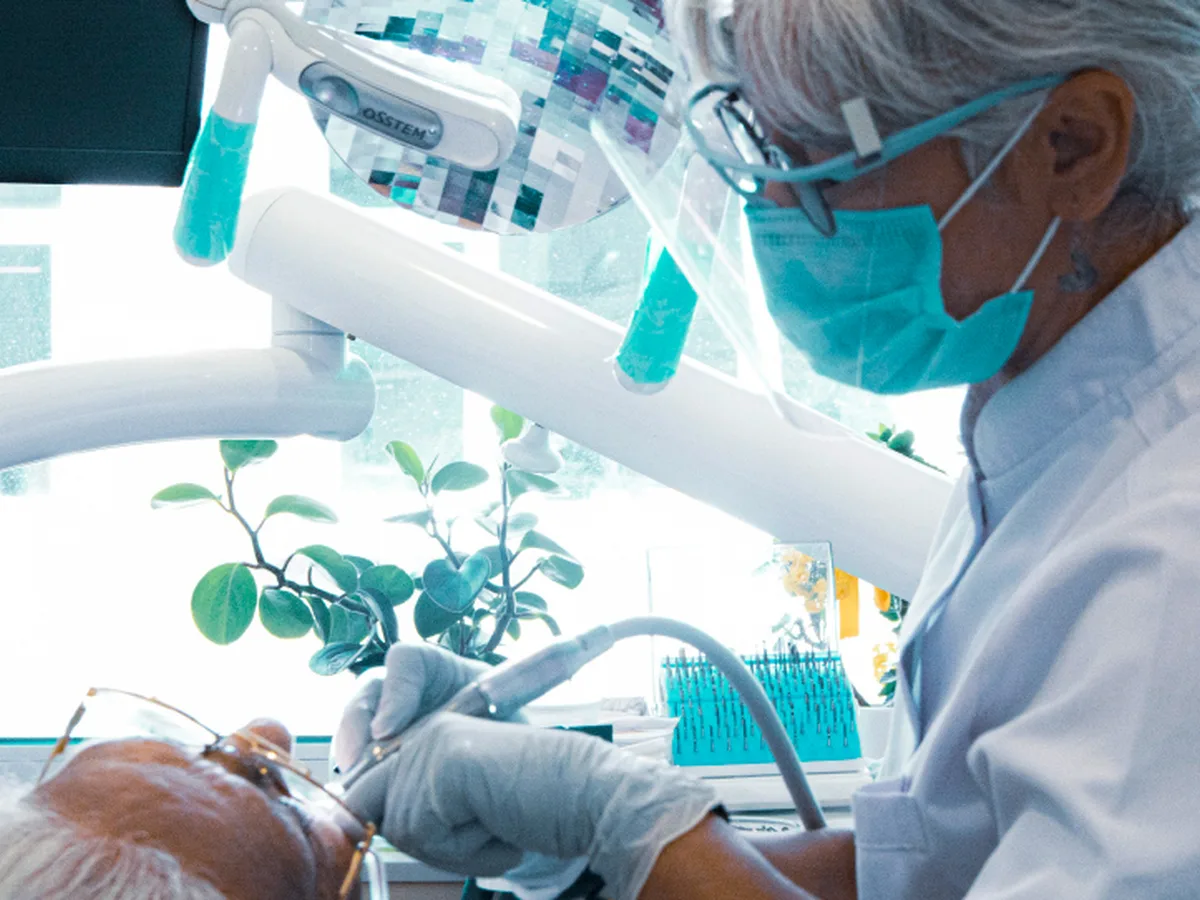 Klinikte diş taşı temizliği sırasında hekim ve hasta